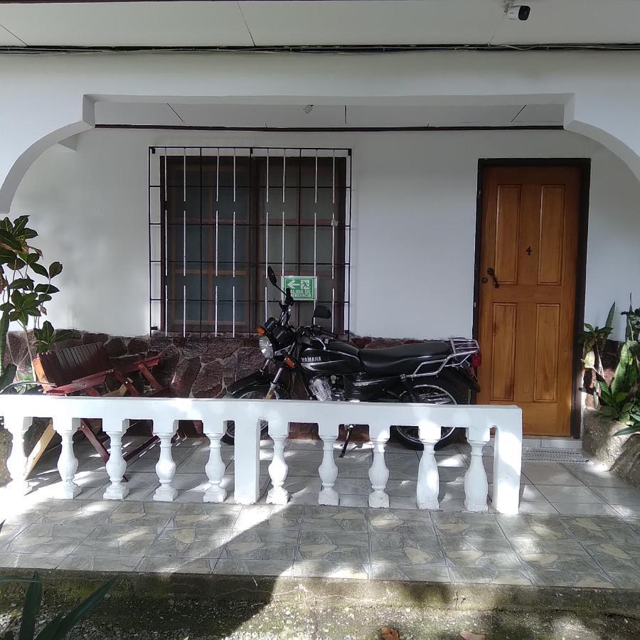 Cabinas Smith Cahuita Exteriör bild