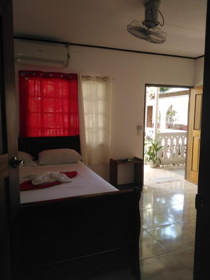Cabinas Smith Cahuita Exteriör bild